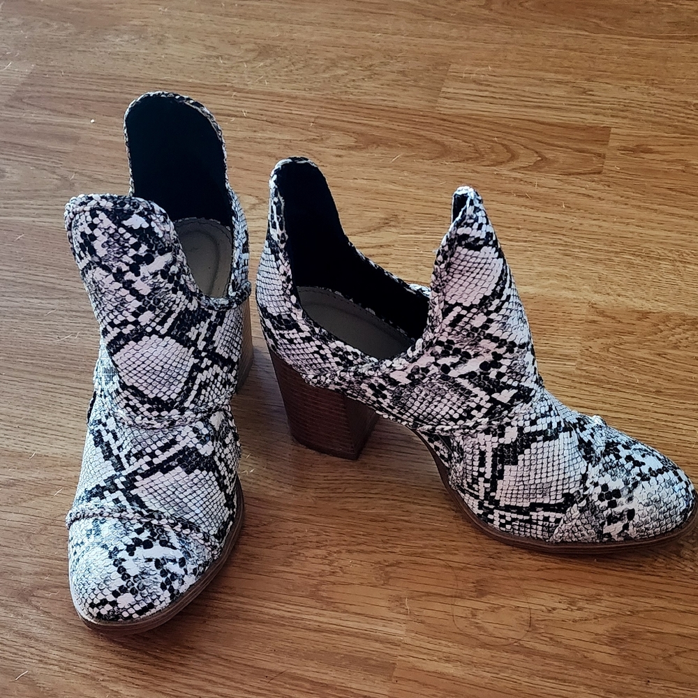 women Snake print black and white ankle boots size 8 Regular GUC